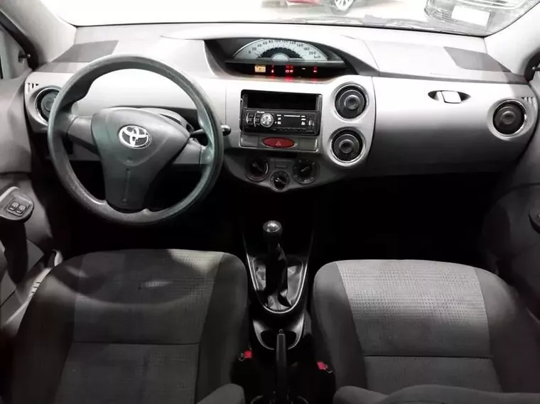 Toyota Etios Branco 13