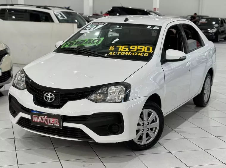 Toyota Etios Branco 4