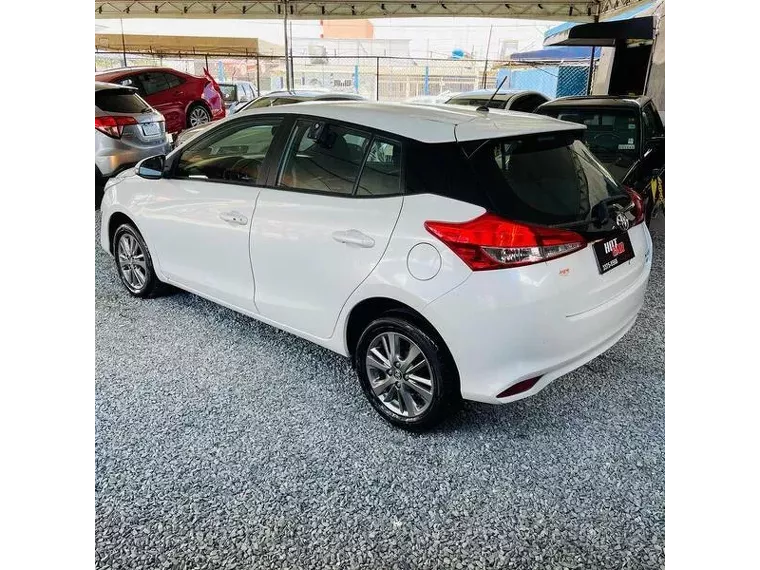 Toyota Yaris Branco 10