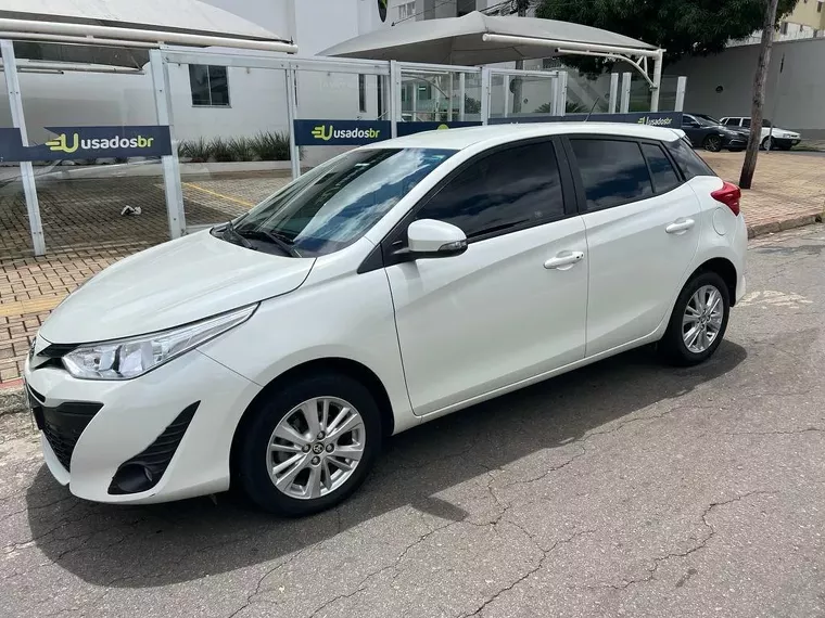 Toyota Yaris Branco 9