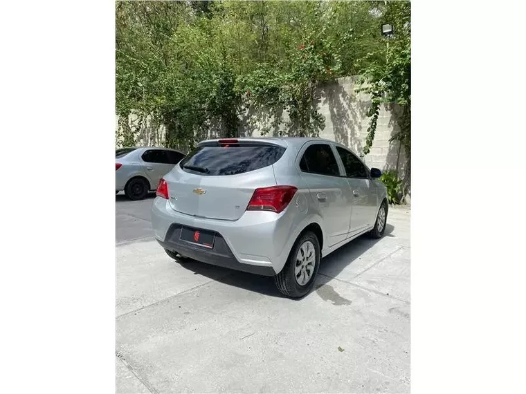 Chevrolet Onix Prata 4