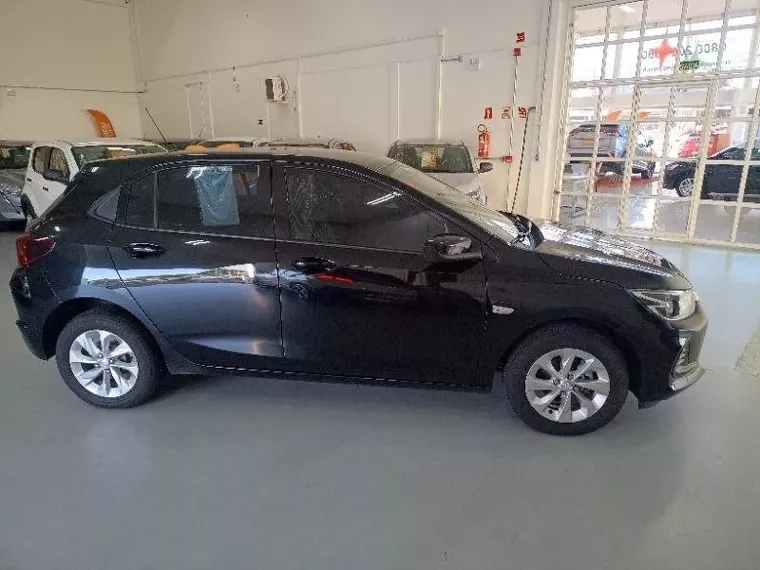 Chevrolet Onix Preto 11