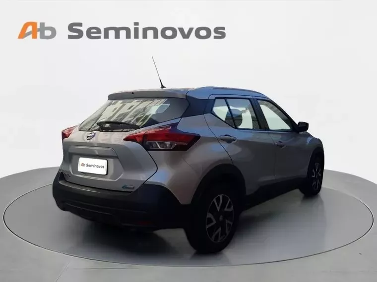 Nissan Kicks Prata 11