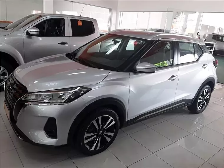 Nissan Kicks Prata 11