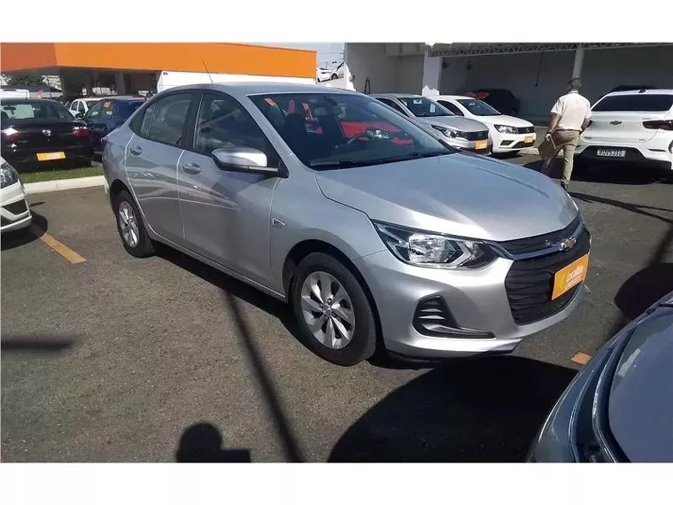 Chevrolet Onix Prata 4