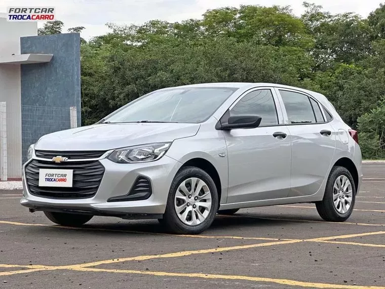 Chevrolet Onix Prata 6