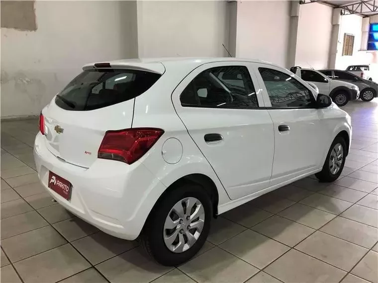 Chevrolet Onix Branco 5