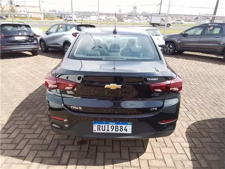 Chevrolet Onix Preto 5