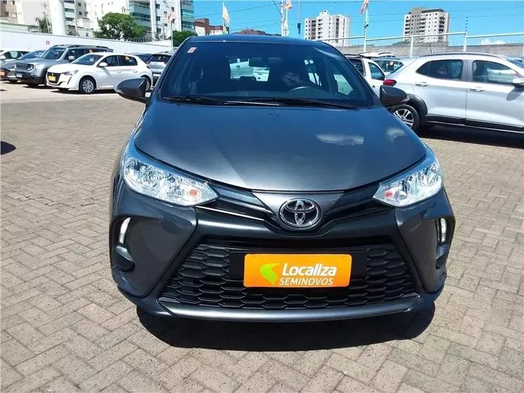 Toyota Yaris Cinza 1