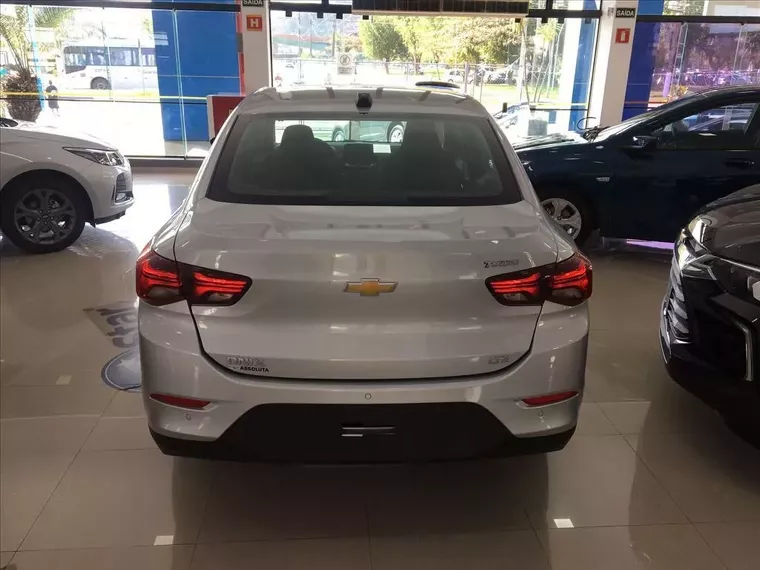 Chevrolet Onix Prata 7