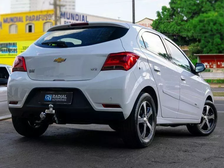 Chevrolet Onix Branco 1