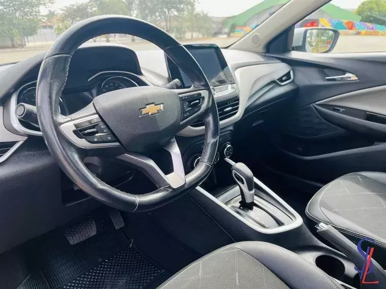 Chevrolet Onix Prata 17