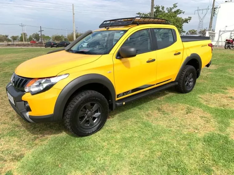 Mitsubishi L200 Triton Amarelo 4