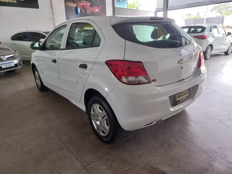 Chevrolet Onix Branco 4