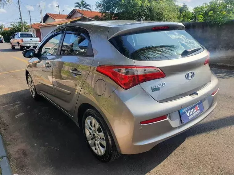 Hyundai HB20 Prata 15