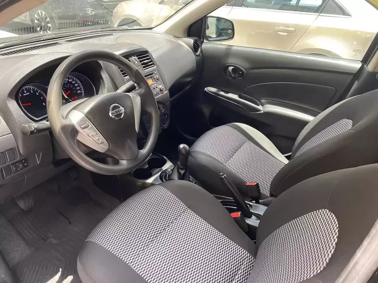 Nissan Versa Preto 10