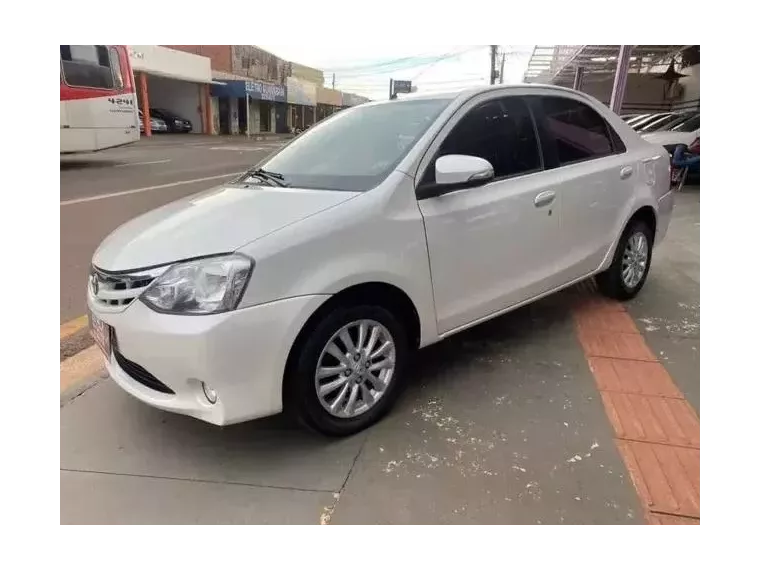 Toyota Etios Branco 7