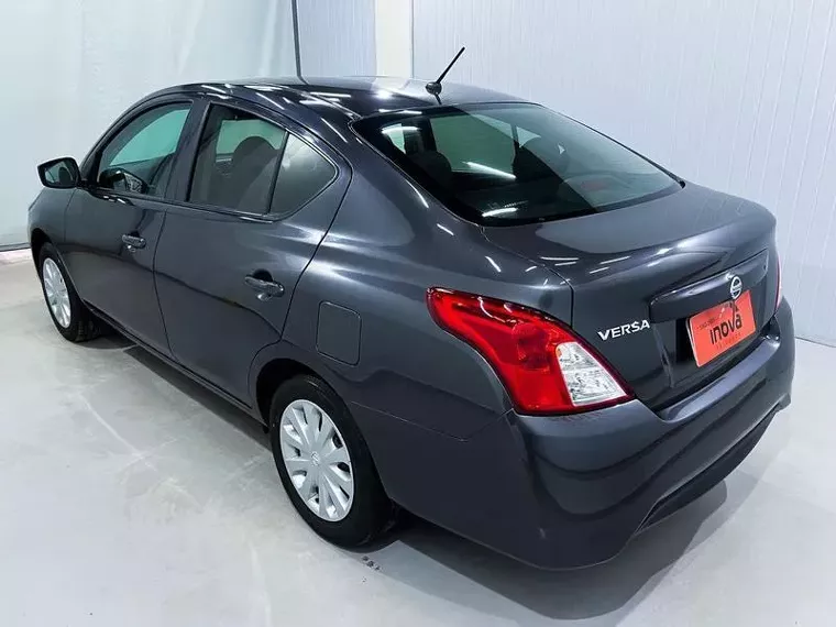 Nissan Versa Cinza 5