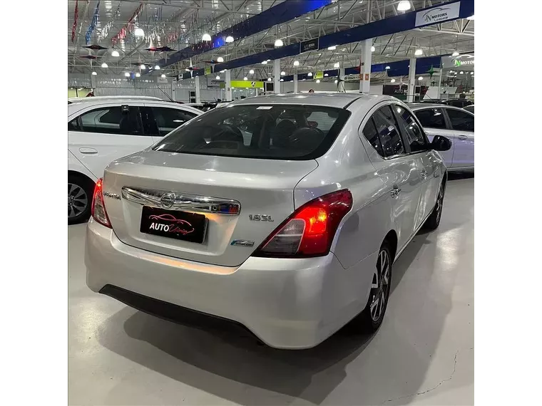 Nissan Versa Prata 7