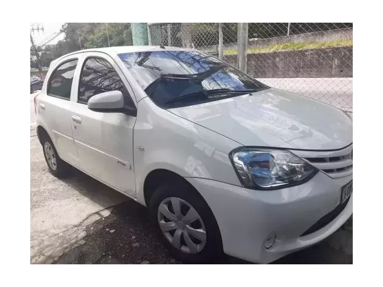 Toyota Etios Branco 1