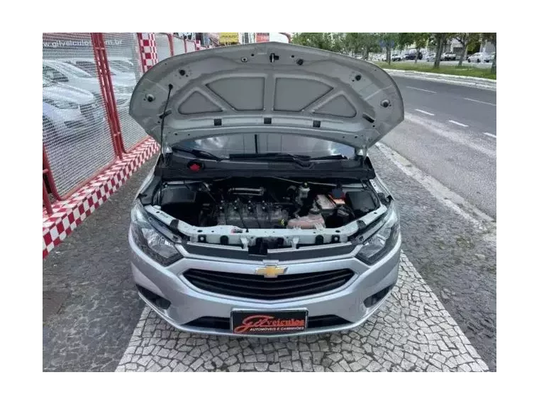 Chevrolet Onix Prata 6