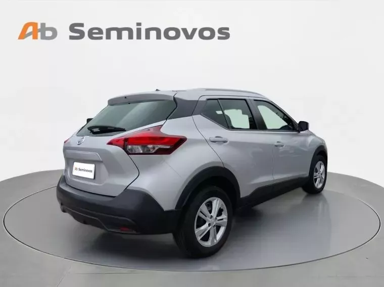 Nissan Kicks Prata 8