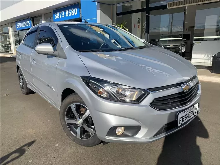 Chevrolet Onix Prata 12