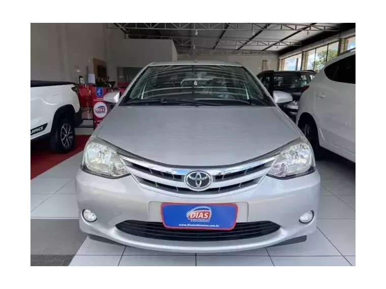 Toyota Etios Prata 8