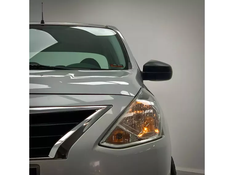 Nissan Versa Prata 2