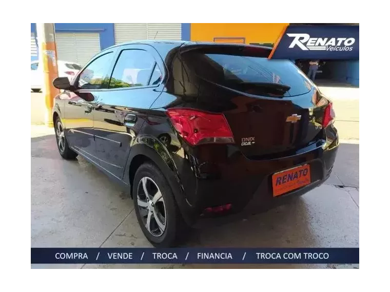 Chevrolet Onix Preto 2