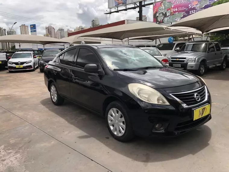 Nissan Versa Preto 17