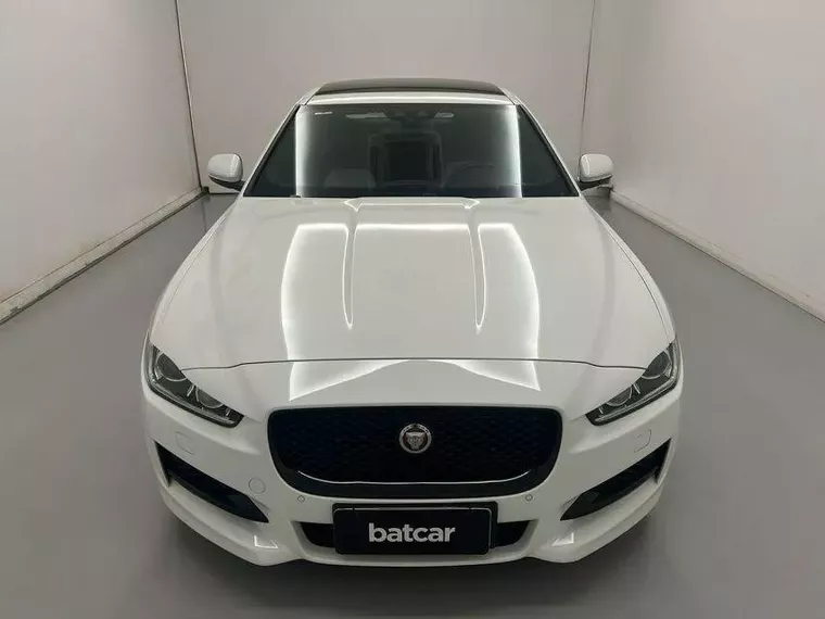 Jaguar XE Branco 3