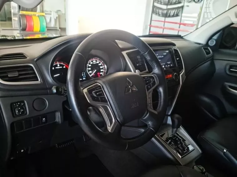 Mitsubishi L200 Triton Preto 15