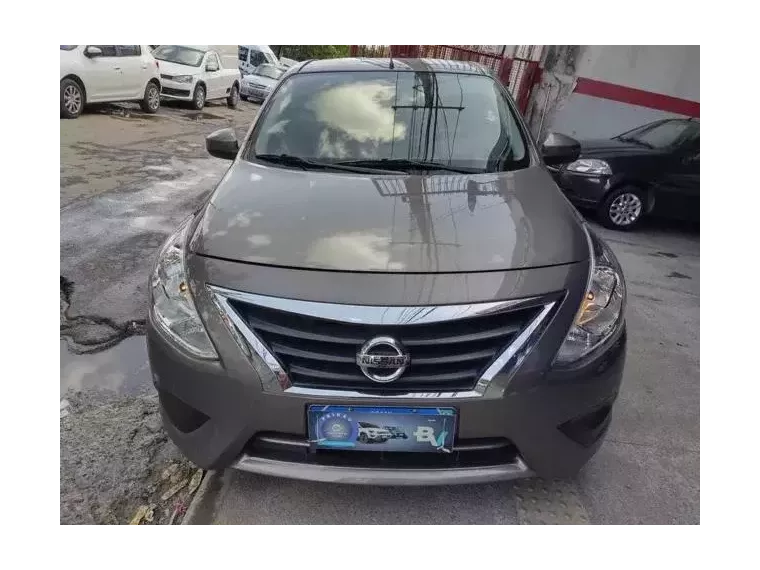 Nissan Versa Cinza 1