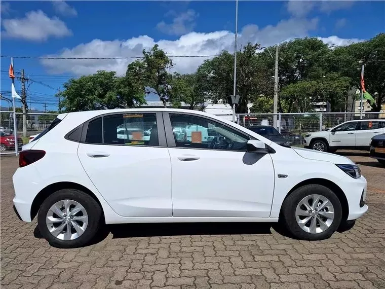 Chevrolet Onix Branco 8