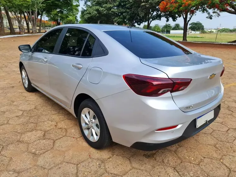 Chevrolet Onix Prata 3