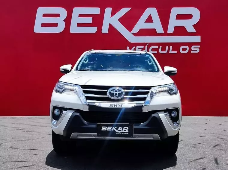 Toyota Hilux Branco 10