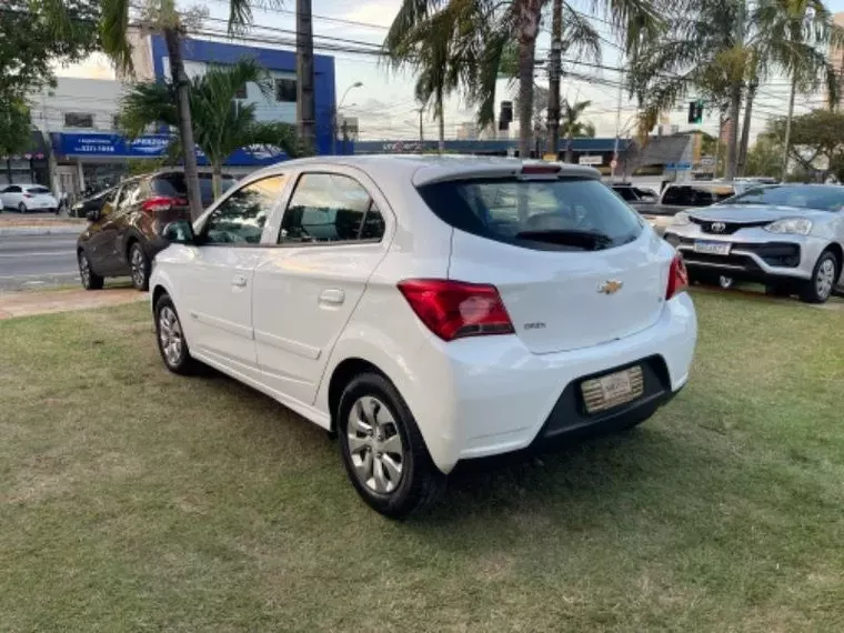 Chevrolet Onix Branco 9