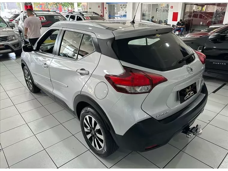 Nissan Kicks Prata 3