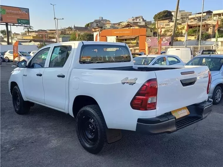 Toyota Hilux Branco 17