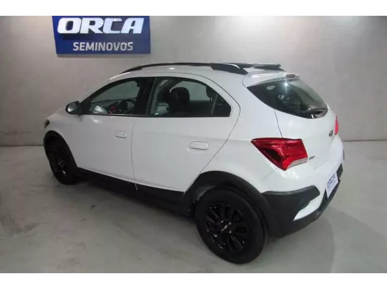 Chevrolet Onix Branco 2