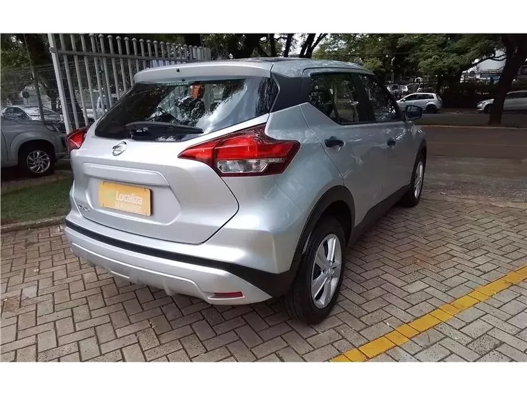 Nissan Kicks Prata 4