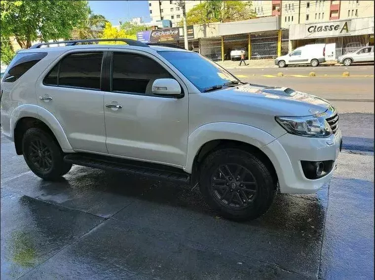 Toyota Hilux SW4 Branco 38