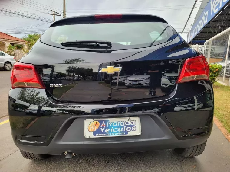 Chevrolet Onix Preto 9