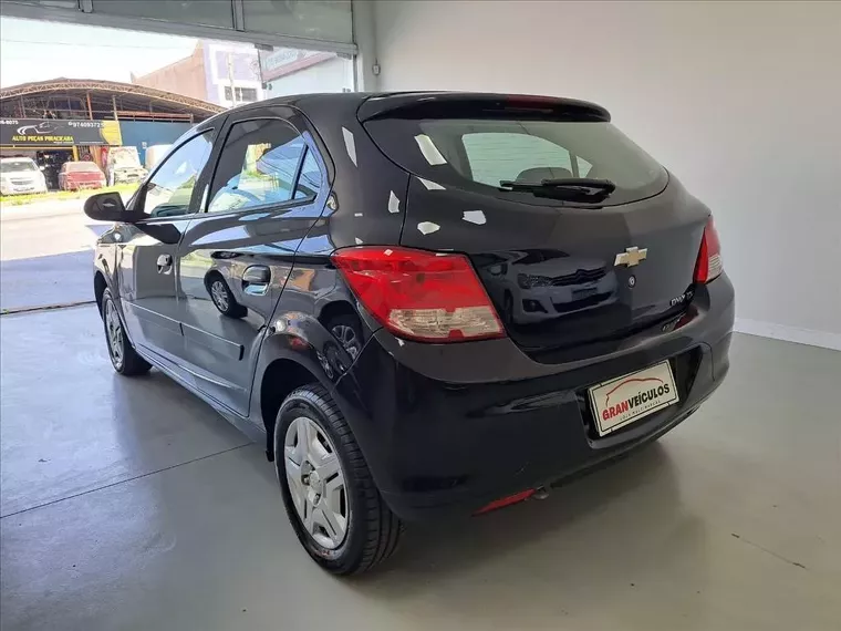 Chevrolet Onix Preto 4