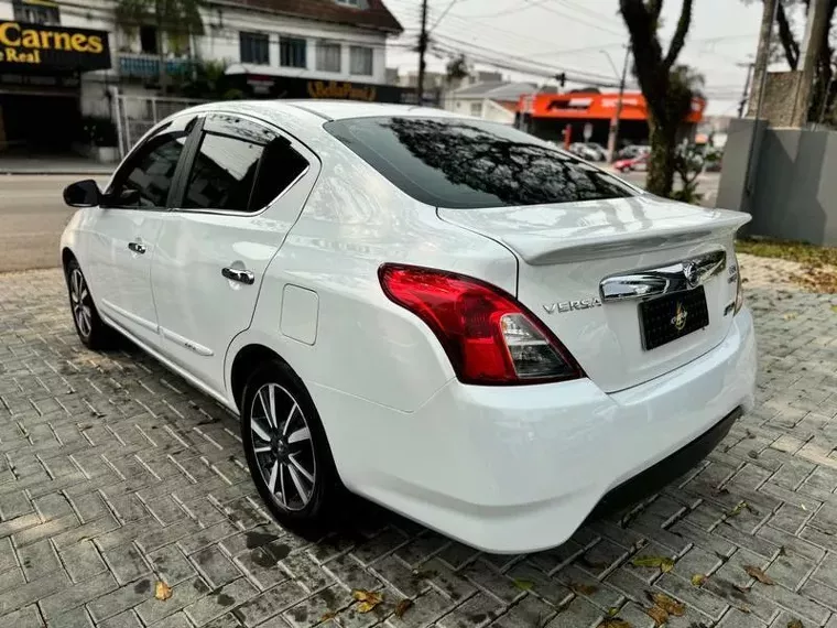 Nissan Versa Branco 4