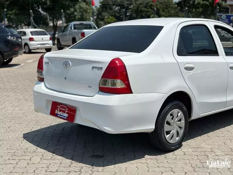 Toyota Etios Branco 5