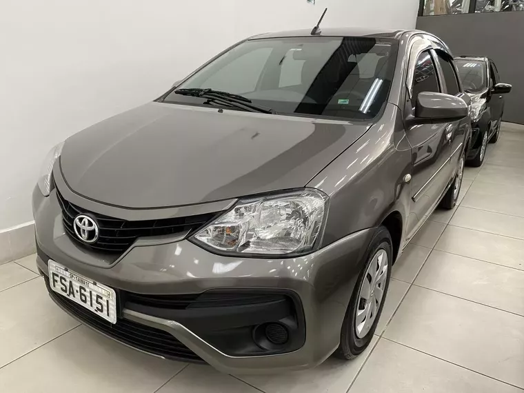 Toyota Etios Cinza 1