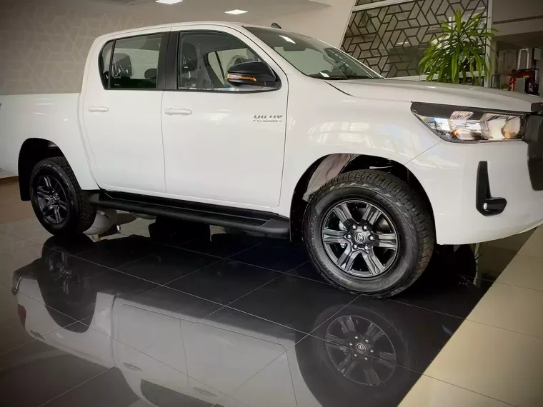 Toyota Hilux Branco 8