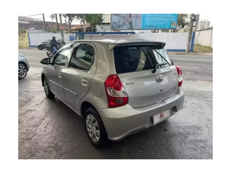 Toyota Etios Prata 5